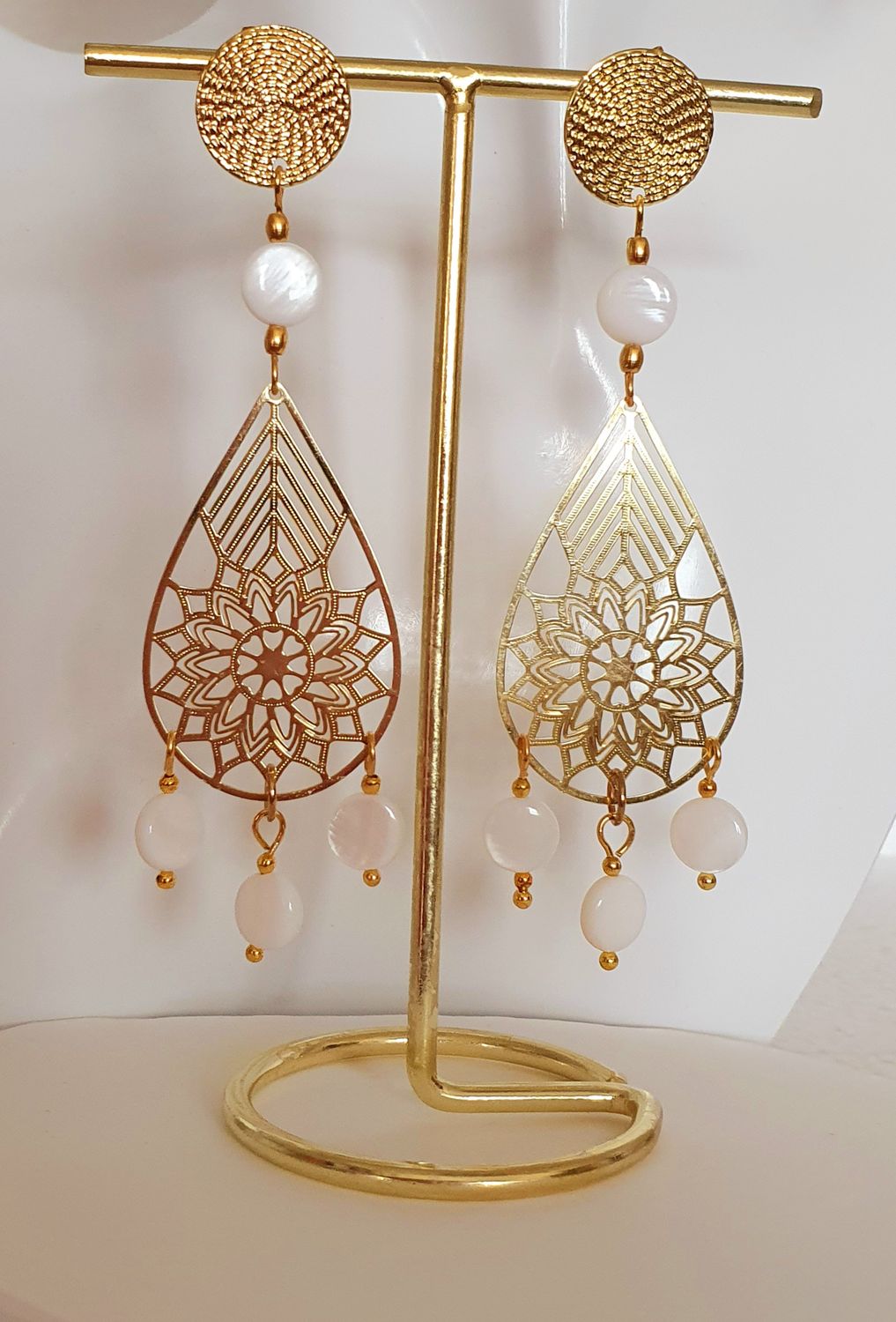 🤩 Élégantes et raffinées boucles d&#39;oreilles gouttes filigranes en acier doré inoxydable. Pastilles de nacre blanche naturelle. Ultra légères à porter. Création artisanale. Exemplaire unique.
