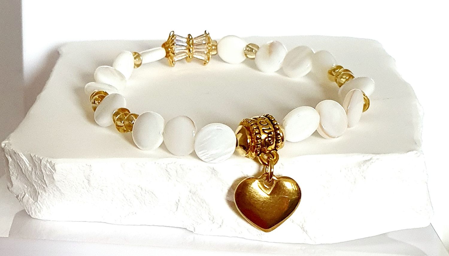 ✨️ Élégance et Raffinement de la Nacre et de l&#39;Or ✨️ Magnifique bracelet ❤️ LOVE ❤️ T.standard 18cm en acier inoxydable doré et pastilles de Nacre blanche naturelle. Ultra féminin. Création artisanale