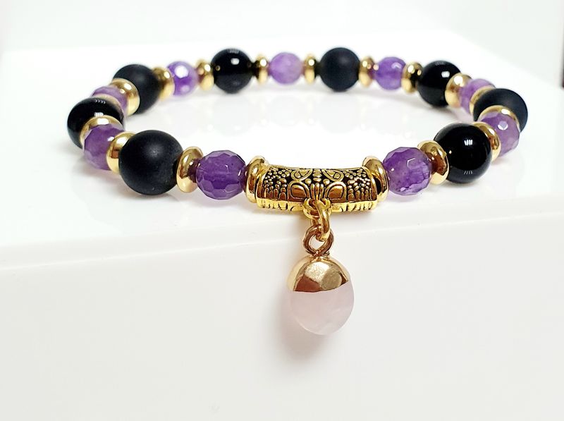🙏ÉQUILIBRE ÉMOTIONNEL/APAISEMENT/PROTECTION 🙏💜 Magnifique bracelet extensible T.standard 18,5cm (Personnalisable) Perles facettées en AMÉTHYSTE 💜Perles en ONYX noir mat et brillant. Fait main.
