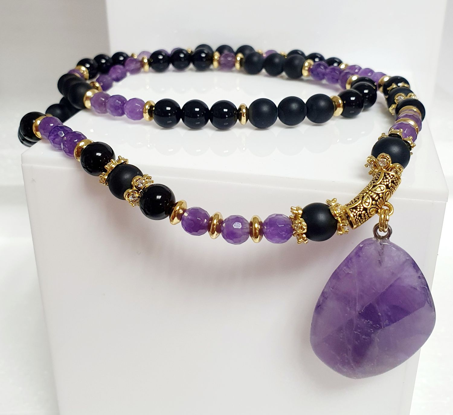 🙏 ÉQUILIBRE ÉMOTIONNEL/APAISEMENT/PROTECTION 🙏 Superbe sautoir 60cm extensible facile à enfiler. 💜 perles AMÉTHYSTE/ONYX noir mat et brillant. Pendentif QUARTZ ROSE Fait main. Modèle unique.
