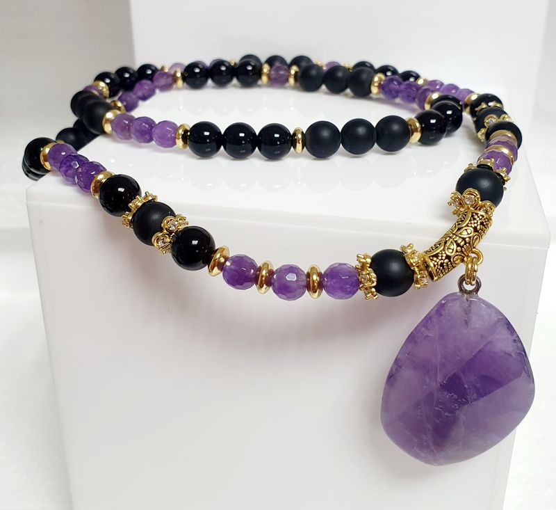 🙏 ÉQUILIBRE ÉMOTIONNEL/APAISEMENT/PROTECTION 🙏 Superbe sautoir 60cm extensible facile à enfiler. 💜 perles AMÉTHYSTE/ONYX noir mat et brillant. Pendentif QUARTZ ROSE Fait main. Modèle unique.