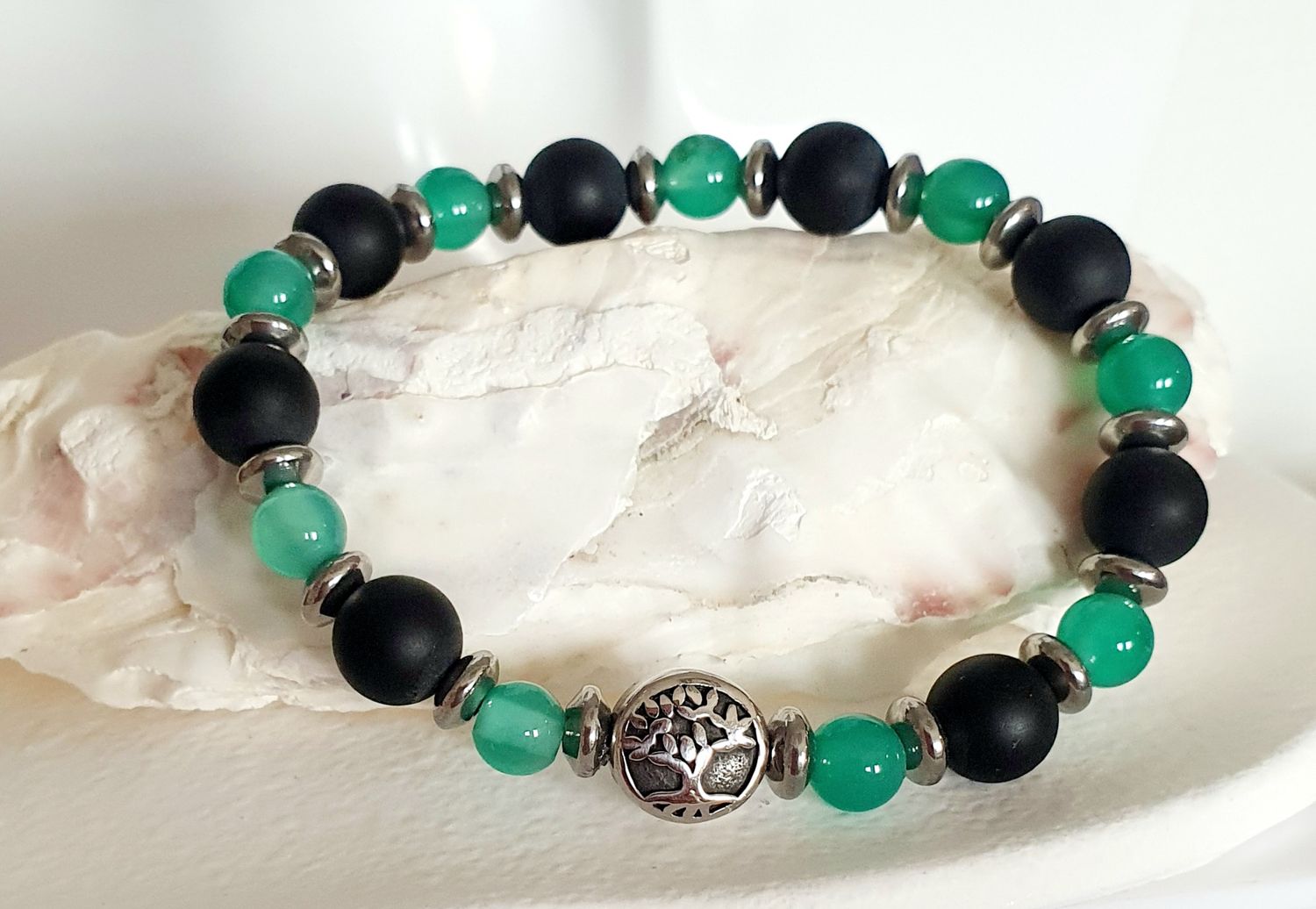 🙏POSITIVITÉ/ESTIME DE SOI/INTUITION 🙏 Bracelet extensible T.17,5cm (Personnalisable) Perles en ONYX VERT/NOIR MAT.  Perle cache-noeud Arbre de vie. Fait main. Exemplaire unique.