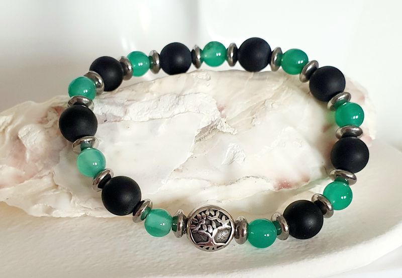 🙏POSITIVITÉ/ESTIME DE SOI/INTUITION 🙏 Bracelet extensible T.17,5cm (Personnalisable) Perles en ONYX VERT/NOIR MAT.  Perle cache-noeud Arbre de vie. Fait main. Exemplaire unique.