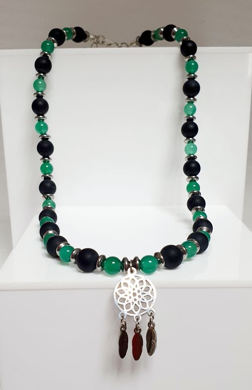 💚🖤 Très joli Ras du cou en perles naturelles ONYX VERT/NOIR MAT 🖤💚Long.42cm + chaînette de confort 4cm. Pendentif Attrape-rêves plumes en acier inoxydable. Création artisanale. Exemplaire unique.