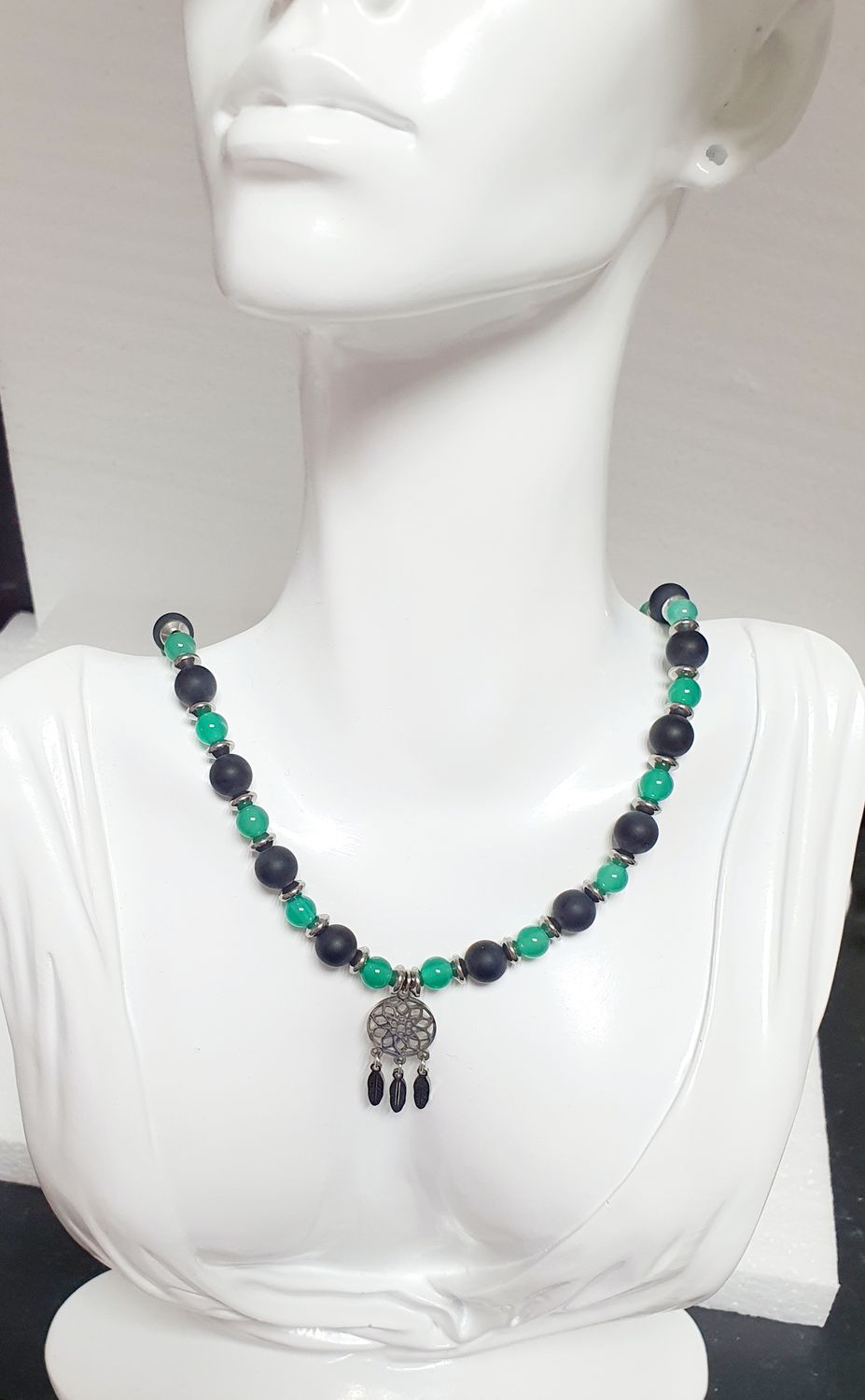 💚🖤 Très joli Ras du cou en perles naturelles ONYX VERT/NOIR MAT 🖤💚Long.42cm + chaînette de confort 4cm. Pendentif Attrape-rêves plumes en acier inoxydable. Création artisanale. Exemplaire unique.