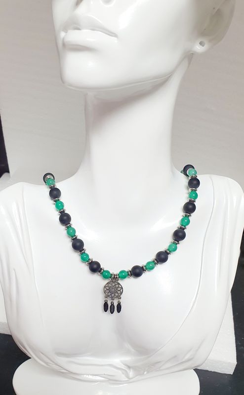 💚🖤 Très joli Ras du cou en perles naturelles ONYX VERT/NOIR MAT 🖤💚Long.42cm + chaînette de confort 4cm. Pendentif Attrape-rêves plumes en acier inoxydable. Création artisanale. Exemplaire unique.