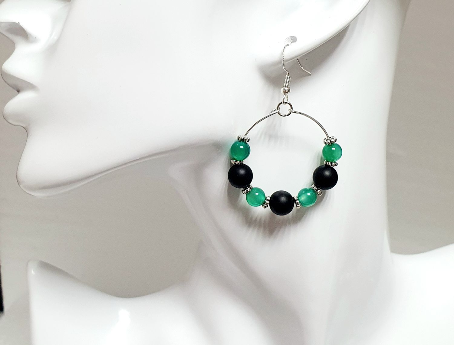 💚🖤 Jolies créoles en acier inoxydable. Perles naturelles en ONYX VERT et ONYX NOIR MAT Grade 5A. Création artisanale. Exemplaire unique.