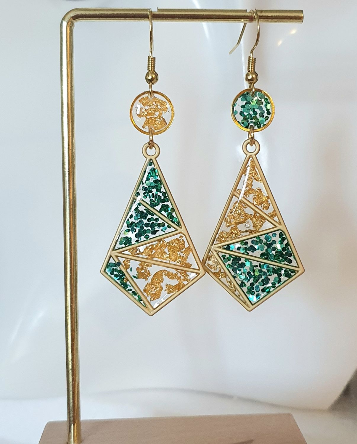 🤩 Boucles d&#39;oreilles zig zag en acier inoxydable mat doré. Résine transparente, paillettes turquoises et feuilles d&#39;or froissées. Ultra légères à porter 🪶 🪶 Création artisanale. Exemplaire unique.