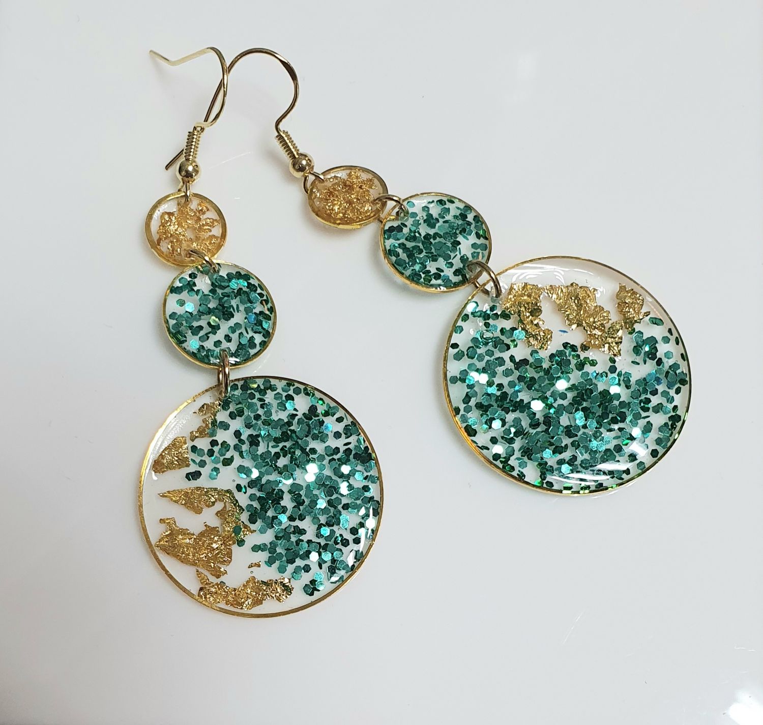 💙 Boucles d&#39;oreilles Turquoises et Or. Déclinaison de 3 cercles dorés. Résine transparente, paillettes turquoises et feuilles d&#39;or froissées. Ultra légères à porter 🪶 🪶 Faites main. Modèle unique.