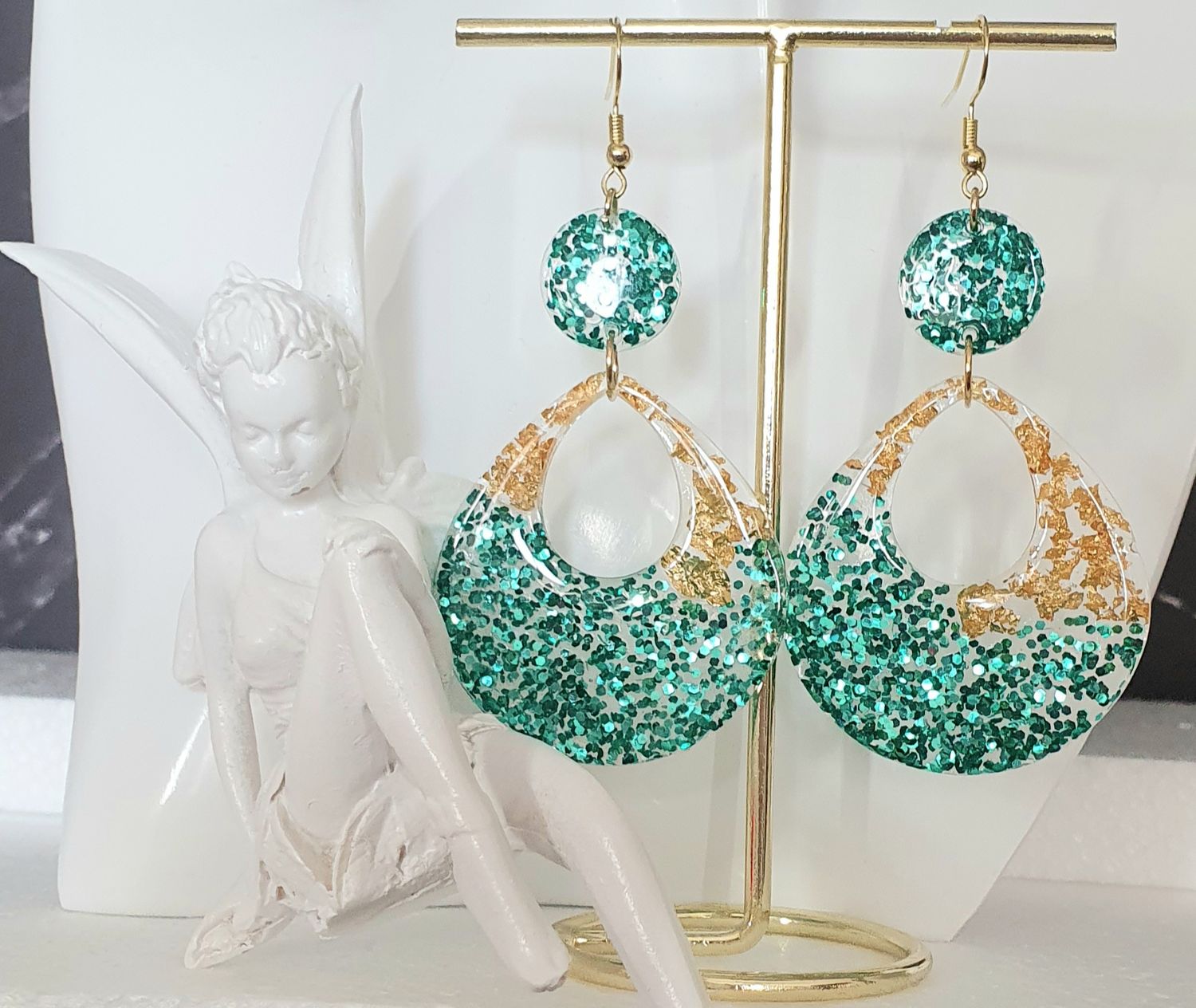 💧 Boucles d&#39;oreilles gouttes en résine transparente, paillettes turquoises et feuilles d&#39;or froissées. Ultra légères à porter 🪶 🪶 Création artisanale. Modèle unique.