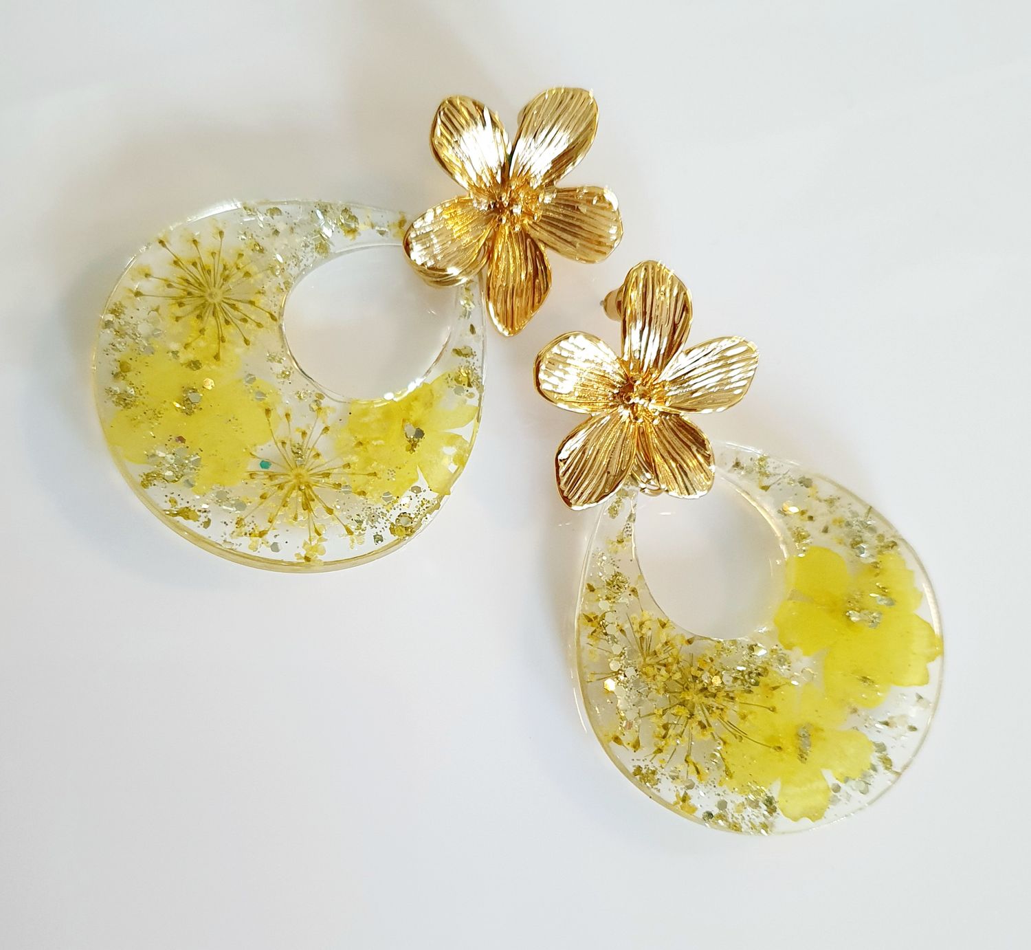 🌼 Bucoliques 🌼 Ravissantes boucles d&#39;oreilles gouttes en résine transparente,  véritables petites fleurs sechées jaunes et poudre d&#39;or ✨️ Boutons d&#39;oreilles fleurs dorées. Création artisanale.