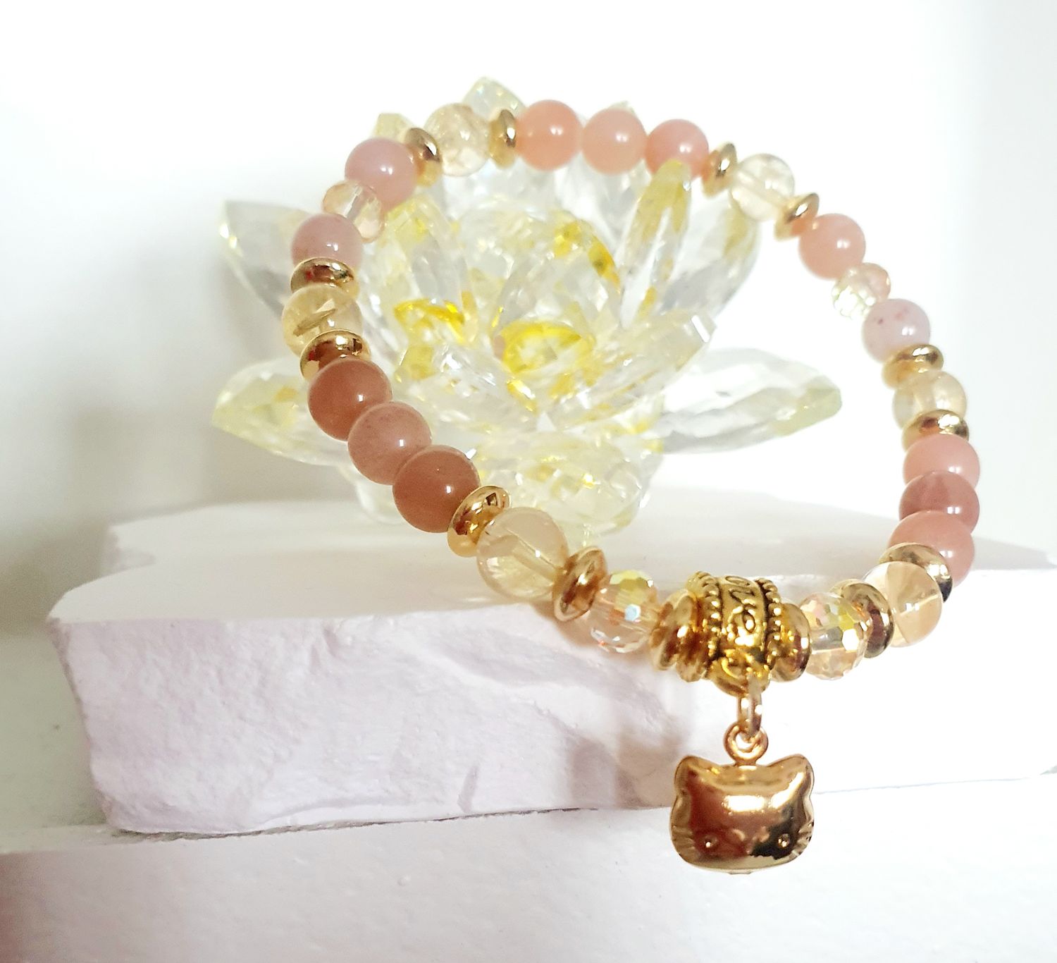 🐱 Bracelet extensible CHAT 🐱 T.standard 18cm (personnalisable) en CITRINE/PIERRE DE SOLEIL de haute qualité 🙏CHANCE/OPTIMISME/JOIE 🙏 Petite breloque Tête de chat et bélière Love dorées. Fait main