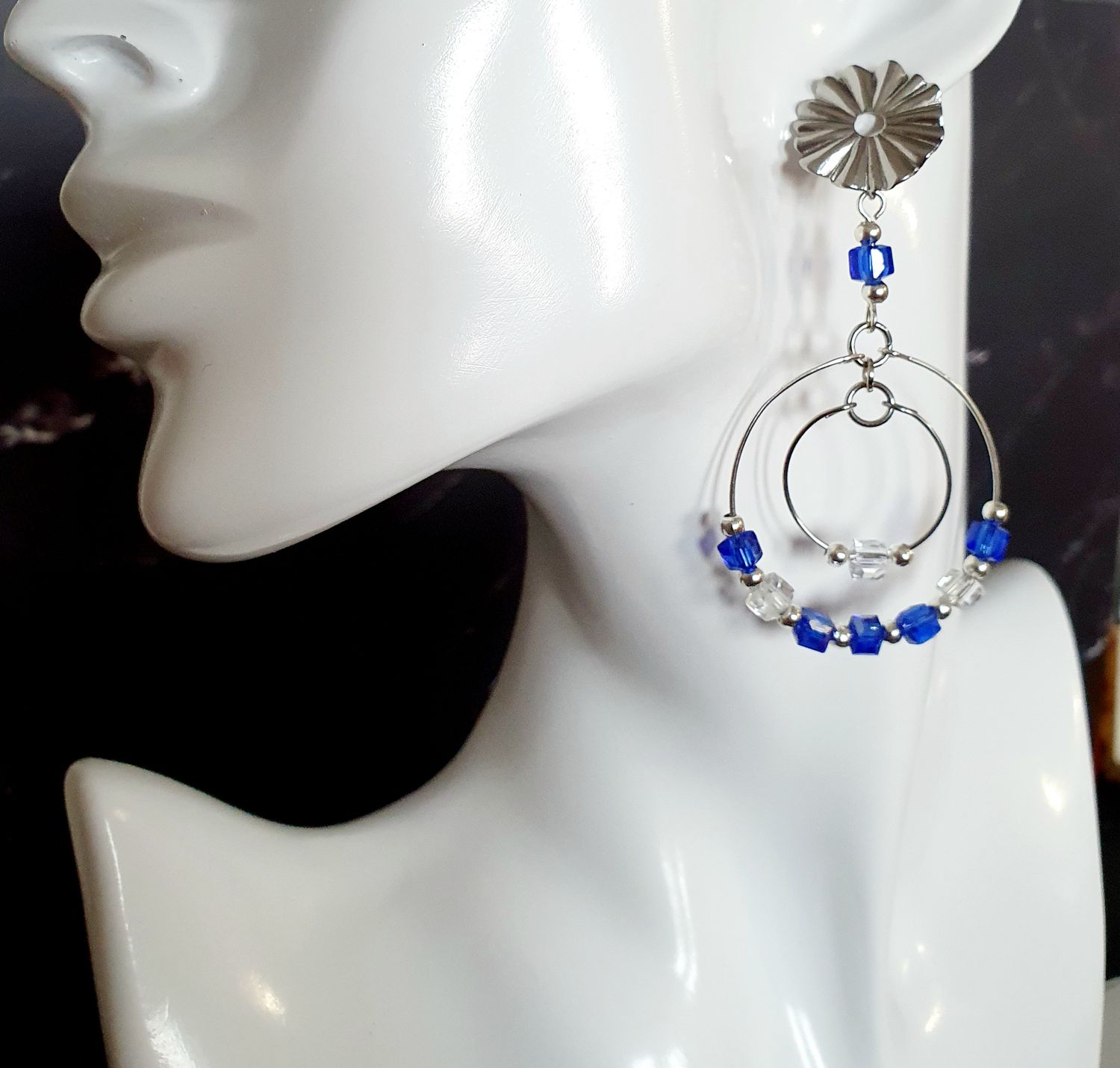 💙🤍 Doubles créoles en acier inoxydable. Petits cubes de cristal facetté Bleu Saphir et transparent. Boutons d&#39;oreilles fleurs hypoallergéniques. Ultra légères à porter. Fait main. Modèle unique.