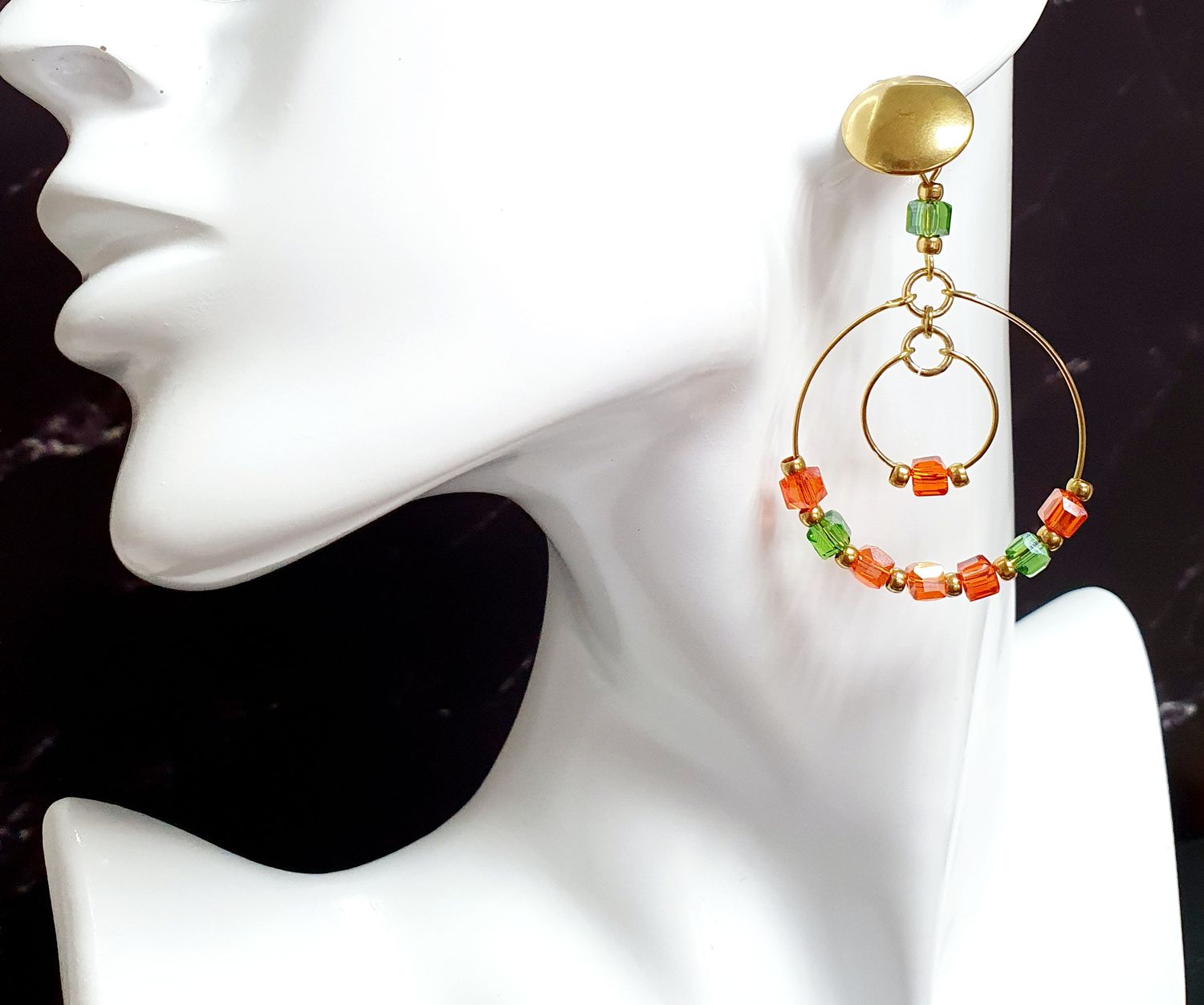 🧡💚 Doubles créoles en acier doré inoxydable et petits cubes de cristal orange et vert. Boutons d&#39;oreilles hypoallergéniques. Ultra légères à porter. Création artisanale. Modèle unique.
