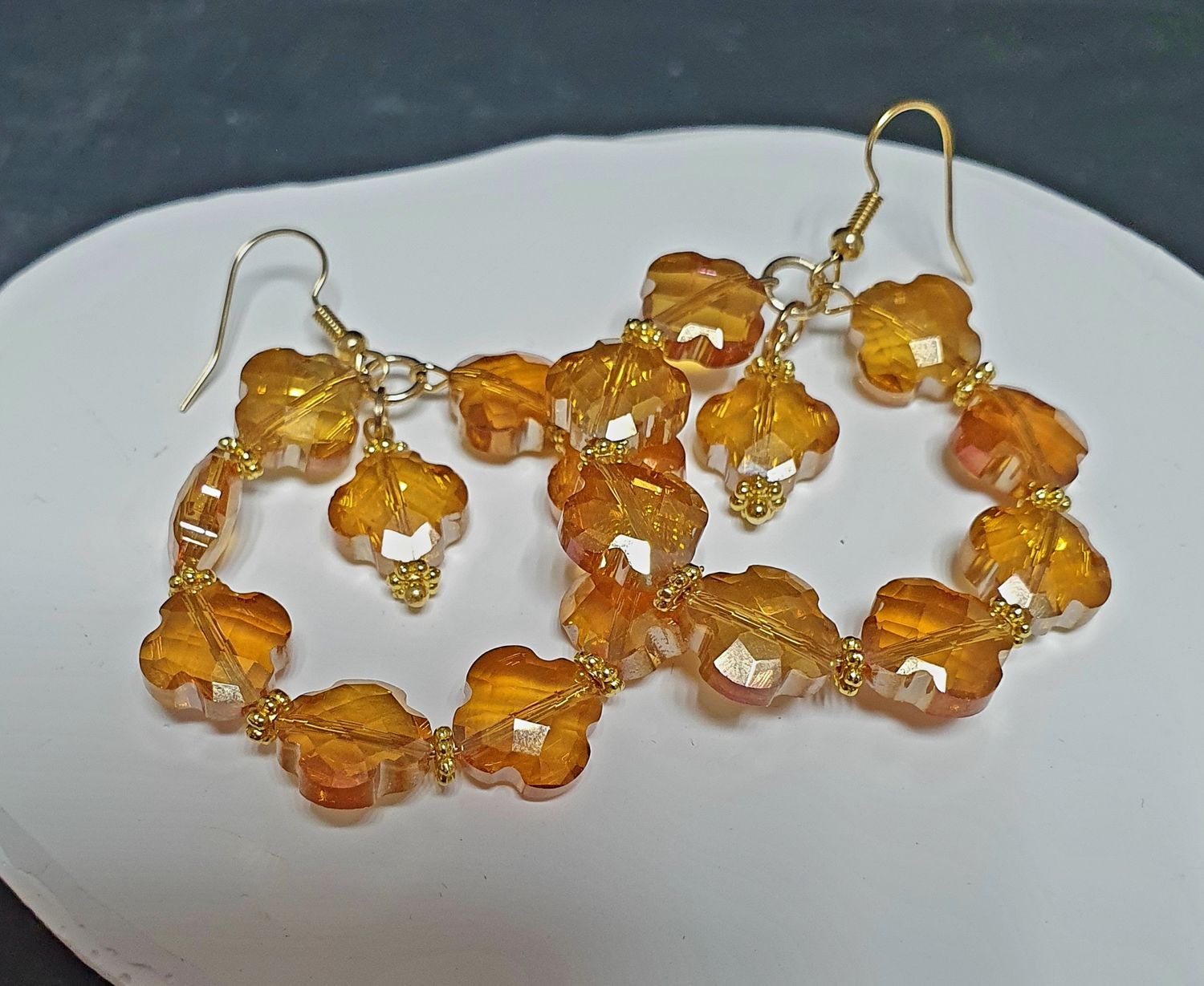 🤩 Créoles trèfles en cristal ambre. Crochets d&#39;oreilles hypoallergéniques dorés à l&#39;or fin 24K Premium. Création artisanale. Modèle unique.