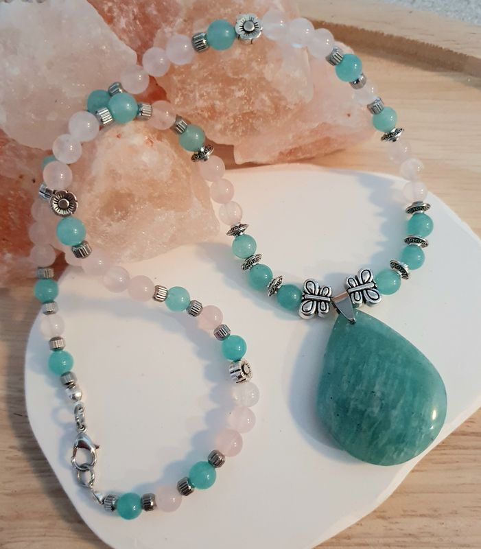🙏 APAISEMENT/ÉQUILIBRE ÉMOTIONNEL /CONFIANCE EN SOI 🙏 Collier fait main. Perles en AMAZONITE et QUARTZ ROSE. Très beau pendentif goutte en AMAZONITE. Exemplaire unique.