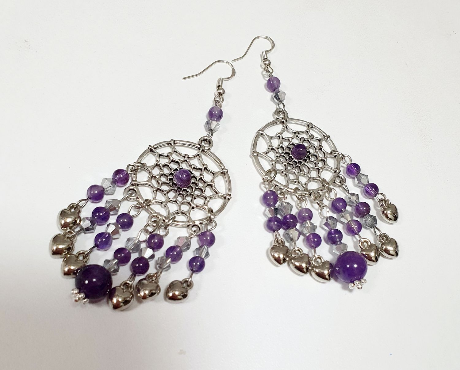 💜 Bohême 💜 Boucles d&#39;oreilles attrape-rêves en acier inoxydable. Perles en Améthyste et cristal facetté. Petits cœurs 💕 Faites main. Exemplaire unique.