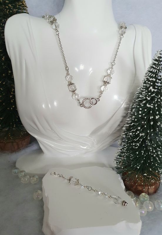 🌟🎊 NOUVEAU! Collier 40cm à porter avec ou sans le long pendentif. Perles en verre craquelées et cristal facettées. Entièrement fait main. Parure disponible voir 3e photo. Exemplaire unique.