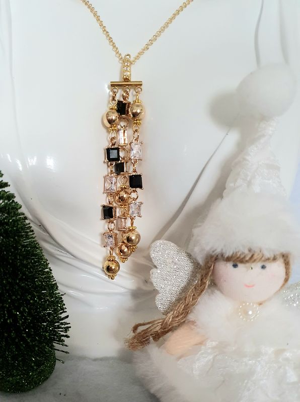 🌟🖤 Élégance intemporelle du Noir et Or 🖤 🌟 Magnifique sautoir maille forçat. Pendentif 3 rangs orné de petits cubes de cristal noirs et clairs. Création artisanale. Exemplaire unique.