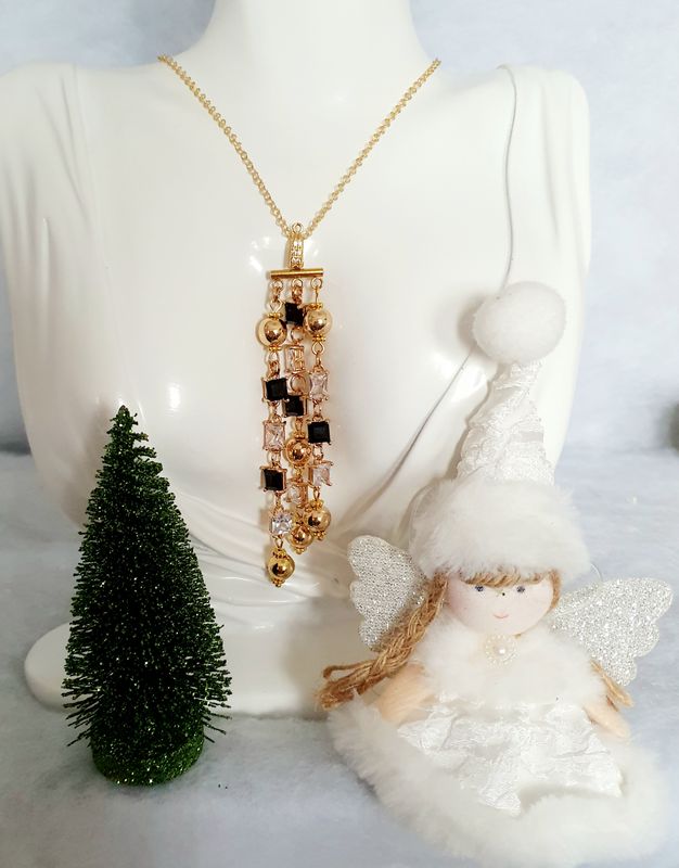 🌟🖤 Élégance intemporelle du Noir et Or 🖤 🌟 Magnifique sautoir maille forçat. Pendentif 3 rangs orné de petits cubes de cristal noirs et clairs. Création artisanale. Exemplaire unique.