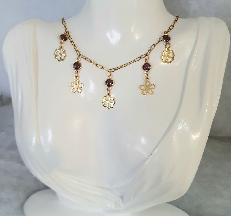 🍀🌼 Collier porte-bonheur 🌼🍀 Chaînette 42cm en acier doré inoxydable. Cabochons en verre mauve, sertis. Pendentifs trèfles et fleurs ajourés. Création artisanale. Modèle unique.