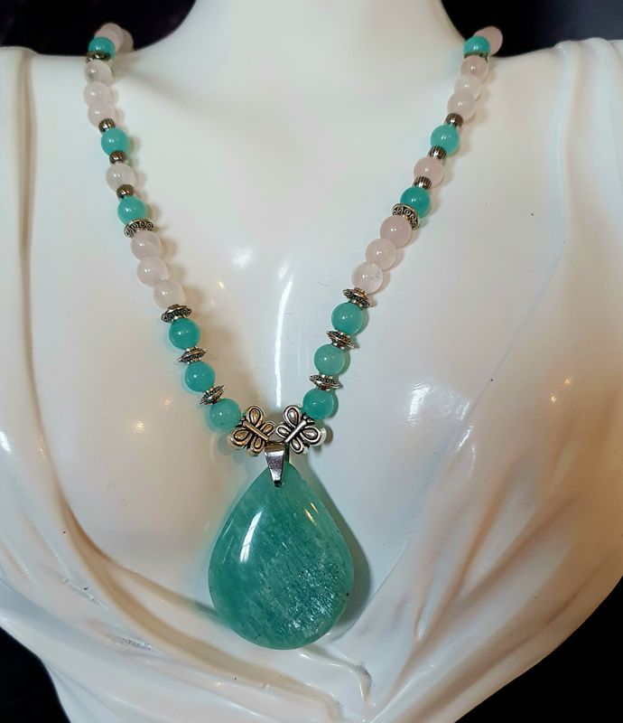 🙏 APAISEMENT/ÉQUILIBRE ÉMOTIONNEL /CONFIANCE EN SOI 🙏 Collier fait main. Perles en AMAZONITE et QUARTZ ROSE. Très beau pendentif goutte en AMAZONITE. Exemplaire unique.