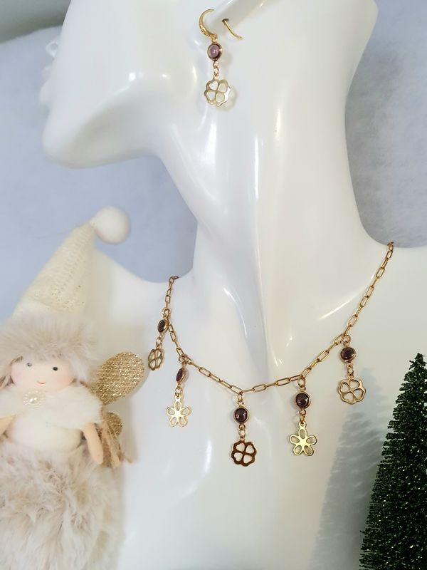 🍀🌼 Collier porte-bonheur 🌼🍀 Chaînette 42cm en acier doré inoxydable. Cabochons en verre mauve, sertis. Pendentifs trèfles et fleurs ajourés. Création artisanale. Modèle unique.
