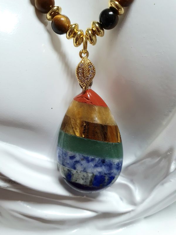 🙏Équilibre du corps et de l'esprit 🙏 Collier pendentif goutte 7 Chakras, extensible. Facile à enfiler. Perles 6mm en LAPIS-LAZULI et OEIL DE TIGRE 🐯 Grade 3A. Fait main. Modèle unique.