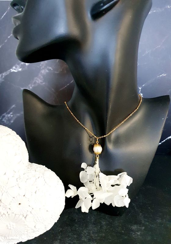 🌸Tour de cou doré à l'or fin 24K Premium 40cm/43cm. Véritables fleurs d'Hortensias stabilisées. Perle blanche nacrée acrylique. Modèle unique. Possibilité d'assortir avec les B.O Réf:2267 voir 📷