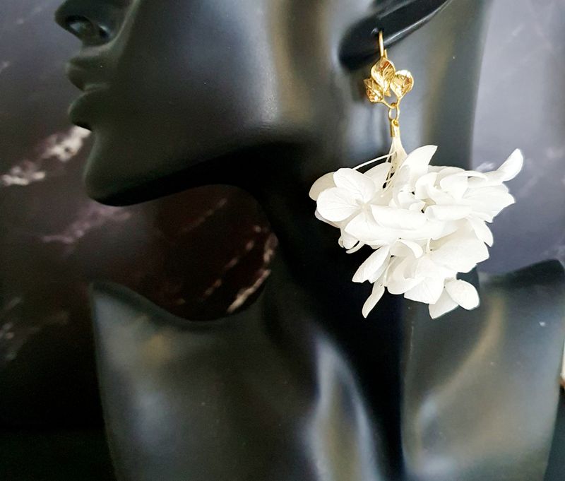 🌸Tour de cou doré à l'or fin 24K Premium 40cm/43cm. Véritables fleurs d'Hortensias stabilisées. Perle blanche nacrée acrylique. Modèle unique. Possibilité d'assortir avec les B.O Réf:2267 voir 📷