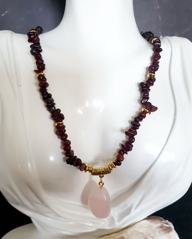 🌹 Superbe collier en chips de GRENAT connu pour son énergie protectrice et revitalisante. Pendentif QUARTZ ROSE symbole de Paix, d'amour et de sérénité 🙏 Fait main. Modèle unique.