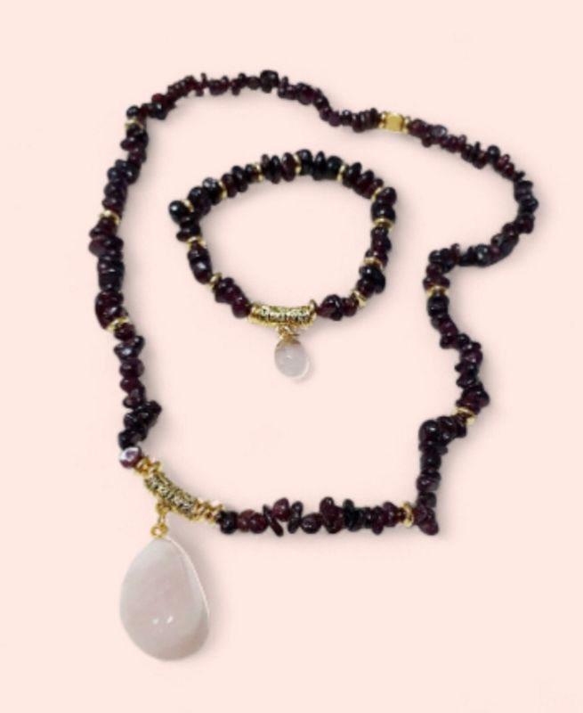 🌹 Superbe collier en chips de GRENAT connu pour son énergie protectrice et revitalisante. Pendentif QUARTZ ROSE symbole de Paix, d'amour et de sérénité 🙏 Fait main. Modèle unique.