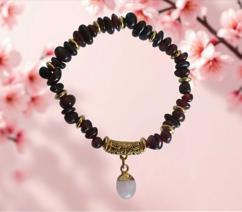🌹 Très beau bracelet ext. T.standard 18,5cm Chips de GRENAT ROUGE apprécié pour son énergie protectrice et revitalisante 🙏 Pendentif facetté serti en QUARTZ ROSE connu pour apporter la sérénité.