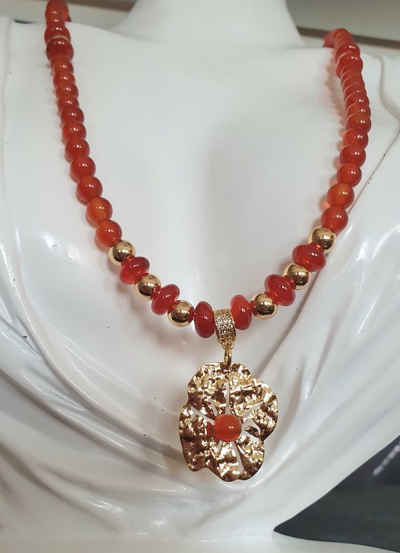 🧡 CORNALINE 🧡 Parfaite pour aborder le Printemps, cette pierre naturelle lumineuse,symbole de vitalité et de dynamisme est connue pour chasser les émotions négatives. Long.du collier 62cm. Fait main