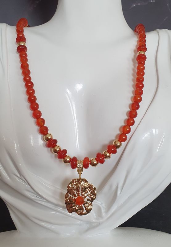 🧡 CORNALINE 🧡 Parfaite pour aborder le Printemps, cette pierre naturelle lumineuse,symbole de vitalité et de dynamisme est connue pour chasser les émotions négatives. Long.du collier 62cm. Fait main