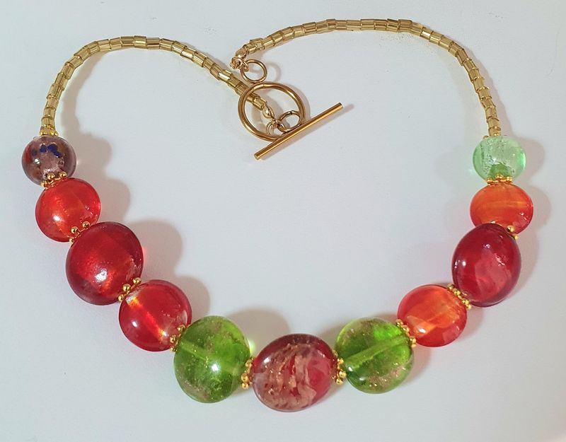 🇮🇹 MURANO 🇮🇹 Couleurs chatoyantes et transparence. Très beau collier perles plates irisées en verre Murano. Idéal pour sublimer vos tenues légères 🌞⛱️ Pièce rare. Modèle unique fait main.