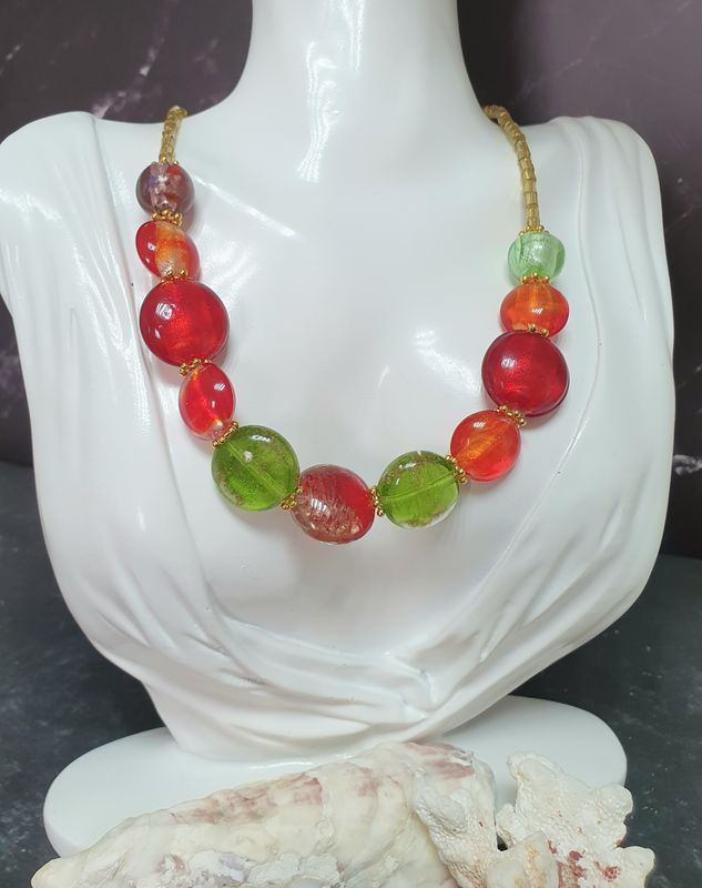 🇮🇹 MURANO 🇮🇹 Couleurs chatoyantes et transparence. Très beau collier perles plates irisées en verre Murano. Idéal pour sublimer vos tenues légères 🌞⛱️ Pièce rare. Modèle unique fait main.