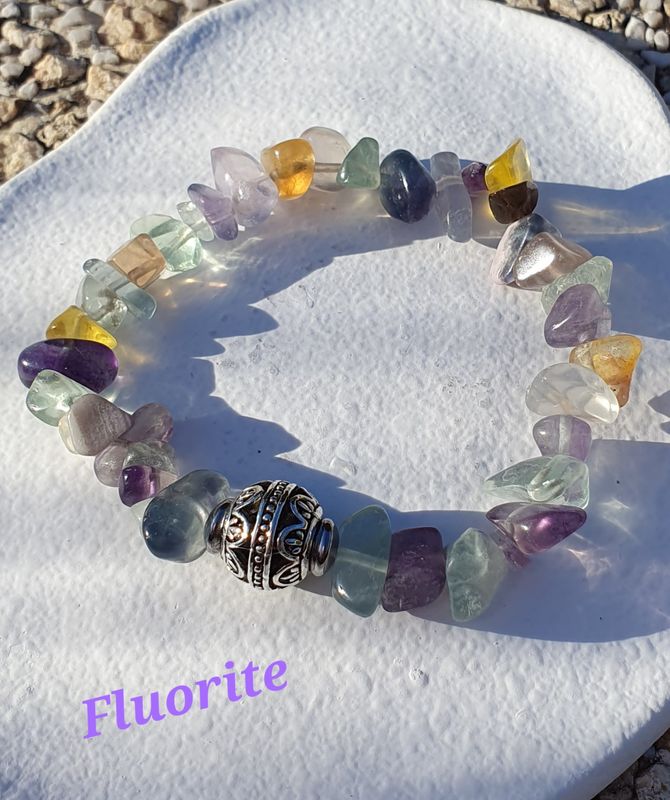 💜 FLUORITE 💚 Bracelet extensible T.standard 18,5cm Chips de Fluorite. Perle tibétaine et bicones en acier inoxydable. Création artisanale. Modèle unique.