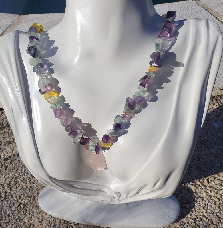 💜 FLUORITE 💚 Collier 50cm en chips de Fluorite, pierre naturelle de PROTECTION  connue pour absorber les énergies négatives et le stress. Pendentif QUARTZ ROSE. Création artisanale. Modèle unique.