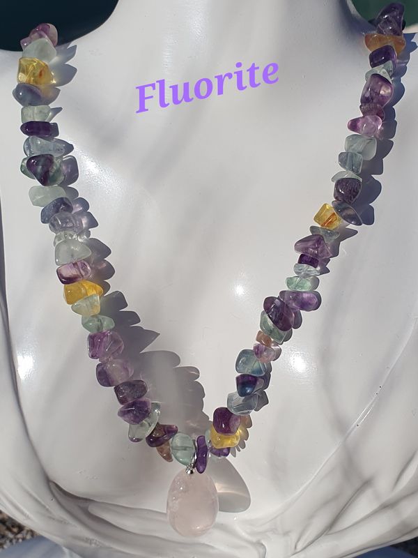 💜 FLUORITE 💚 Collier 50cm en chips de Fluorite, pierre naturelle de PROTECTION  connue pour absorber les énergies négatives et le stress. Pendentif QUARTZ ROSE. Création artisanale. Modèle unique.