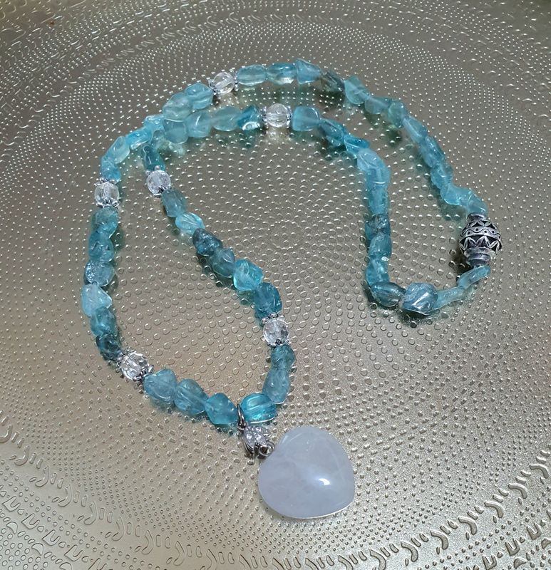 🙏COMMUNICATION/CRÉATIVITÉ/CONFIANCE EN SOI🙏 Perles baroques en 💎 APATITE BLEUE 💎 laissant joliment passer la lumière 🌞 Pendentif et perles facettées en CRISTAL DE ROCHE 💎 Exemplaire unique.
