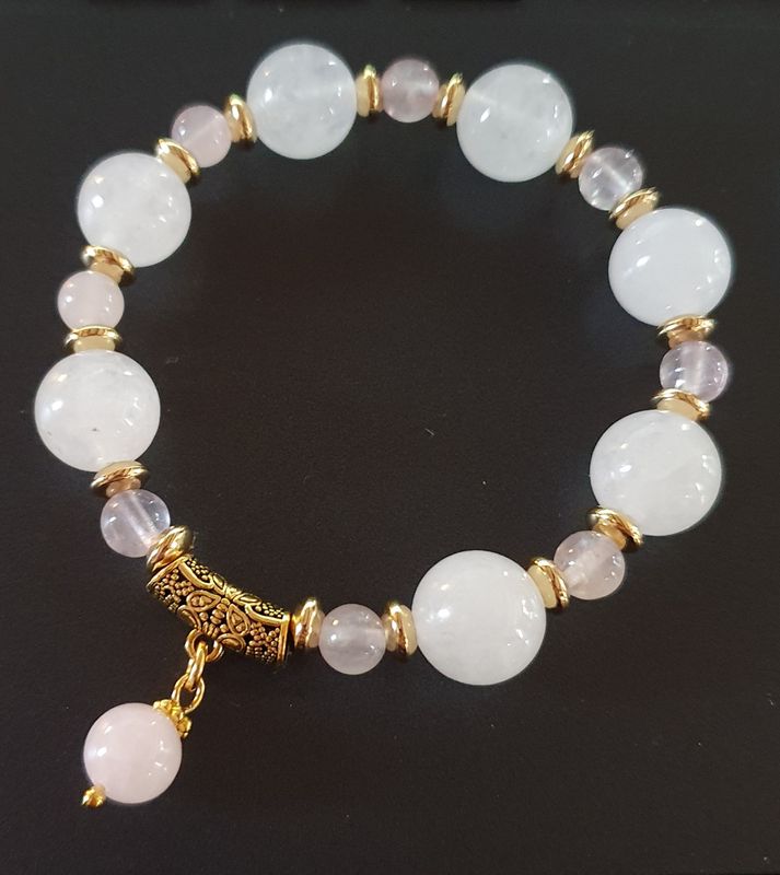 💗 ÉPANOUISSEMENT ÉMOTIONNEL/AMOUR 💗 Bracelet ext. T.standard 19cm. Perles 12mm en JADE BLANC et QUARTZ ROSE. Bicônes et  bélière tibétaine en acier doré inoxydable. Fait main.