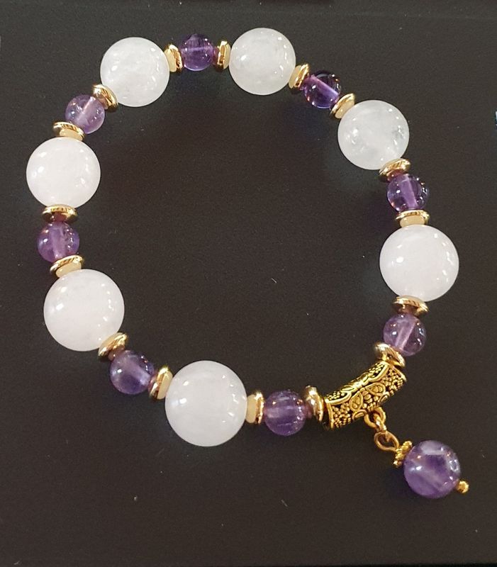 🙏 SÉRÉNITÉ/APAISEMENT/CONCENTRATION 🙏 Bracelet ext. T.standard 19cm. Perles 12mm en JADE BLANC et AMÉTHYSTE. Bicônes et bélière tibétaine en acier doré inoxydable. Fait main.
