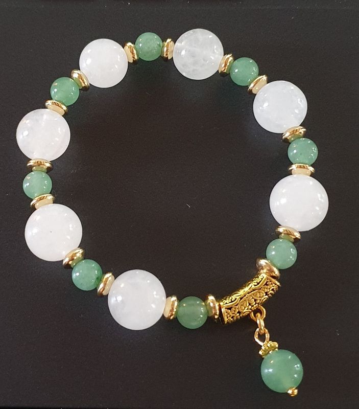 🍀CHANCE/PERSÉVÉRANCE/ÉQUILIBRE🙏 Bracelet extensible T.standard 19cm. Perles 12mm en JADE BLANC et AVENTURINE VERTE. Bicônes et bélière tibétaine en acier doré inoxydable. Fait main.
