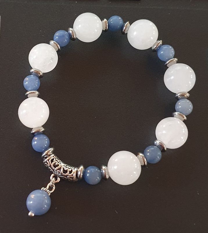 🙏VITALITÉ/COURAGE/PAIX INTÉRIEURE🙏 Bracelet ext. T.standard 19cm. Perles 12mm en JADE BLANC et  AIGUE-MARINE. Bicônes et bélière tibétaine en inoxydable. Fait main. Exemplaire unique.