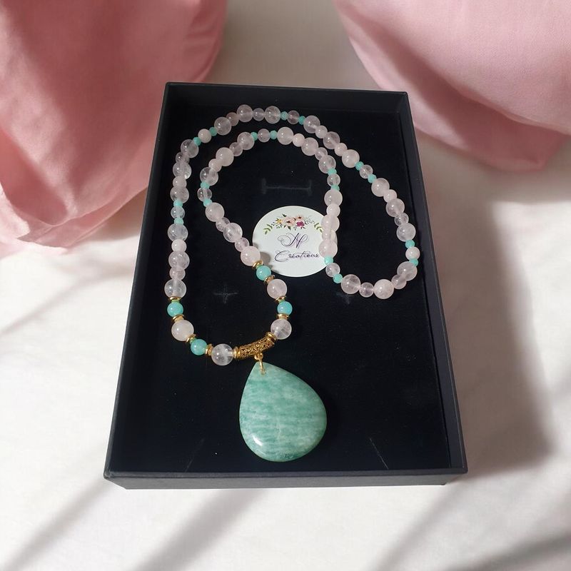 🙏 APAISEMENT/COMMUNICATION/CONFIANCE EN SOI 🙏 Sautoir 63cm en perles de QUARTZ ROSE, APATITE et pendentif goutte en AMAZONITE. Fait main. Modèle unique.