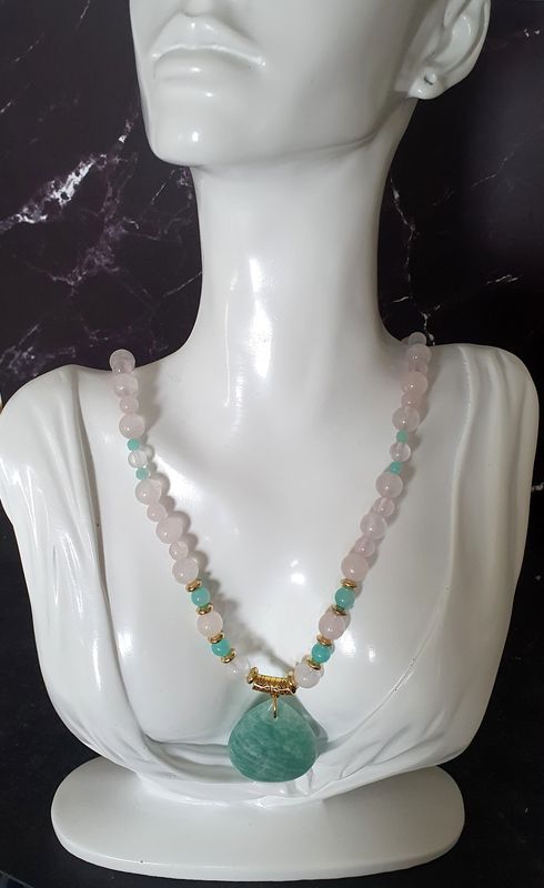 🙏 APAISEMENT/COMMUNICATION/CONFIANCE EN SOI 🙏 Sautoir 63cm en perles de QUARTZ ROSE, APATITE et pendentif goutte en AMAZONITE. Fait main. Modèle unique.
