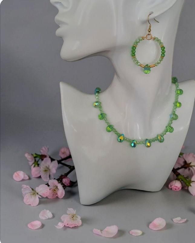 Tour de cou 40cm scintillant orné de gouttes de cristal facettées vert amande. Pour briller de mille feux cet été 🌞⛱️ Fait main. Existe également en rose poudré et champagne