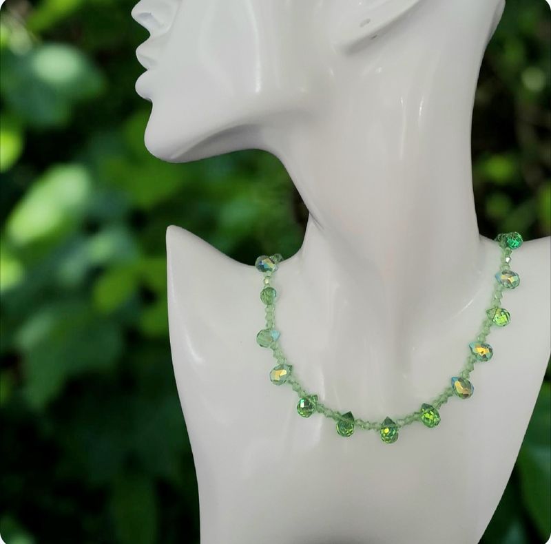 Tour de cou 40cm scintillant orné de gouttes de cristal facettées vert amande. Pour briller de mille feux cet été 🌞⛱️ Fait main. Existe également en rose poudré et champagne