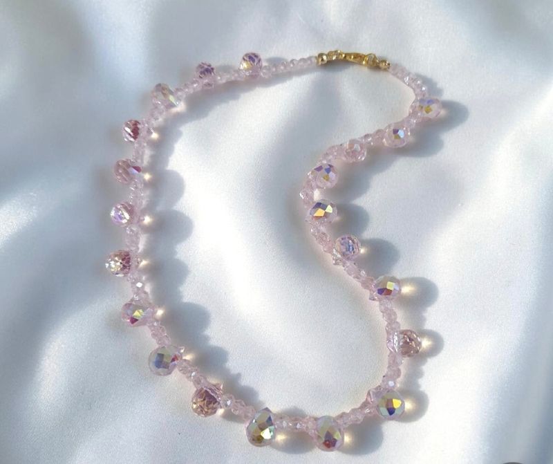 Tour de cou 40cm scintillant orné de gouttes de cristal facettées rose poudré. Idéal pour sublimer vos tenues estivales 🌞😎 Fait main. Existe également en vert amande et champagne